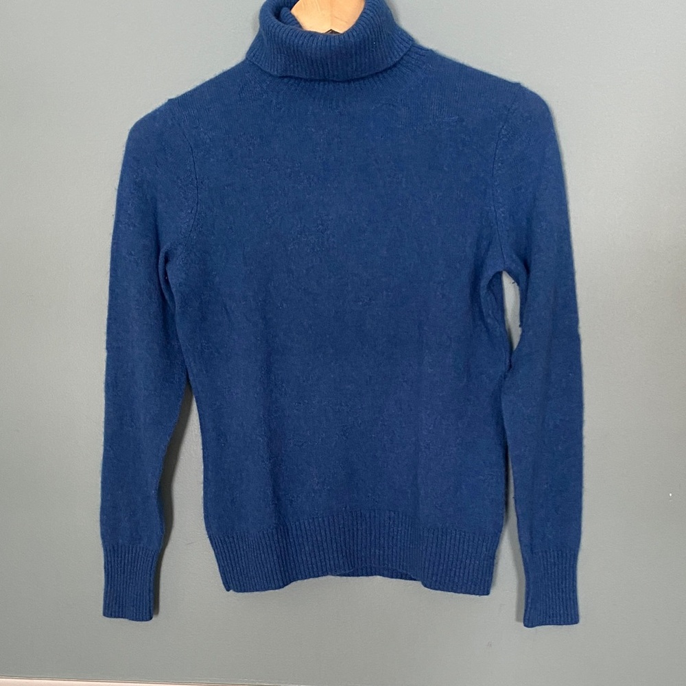 Avellini 2ply cashmere Blue Turtleneck Sweater size Medium.